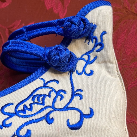 8.5 Women’s Shoes | Cotton Slipper w/Blue Design - Picture 6 of 8